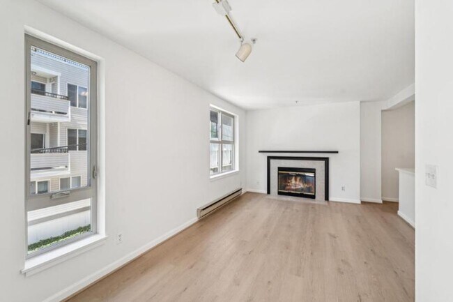 Building Photo - 2 bedroom in Seattle WA 98109