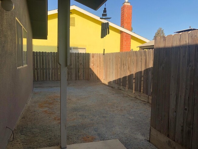 Building Photo - 464 N Cherry St