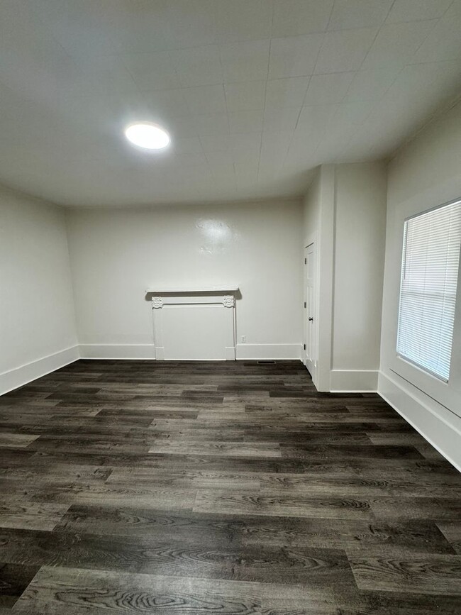 Building Photo - 3/1 Remodeled Home walkable to uptown Shel...