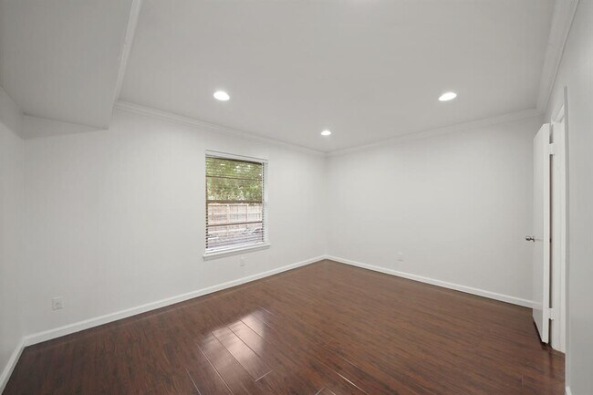 Building Photo - 8285 Kingsbrook Rd