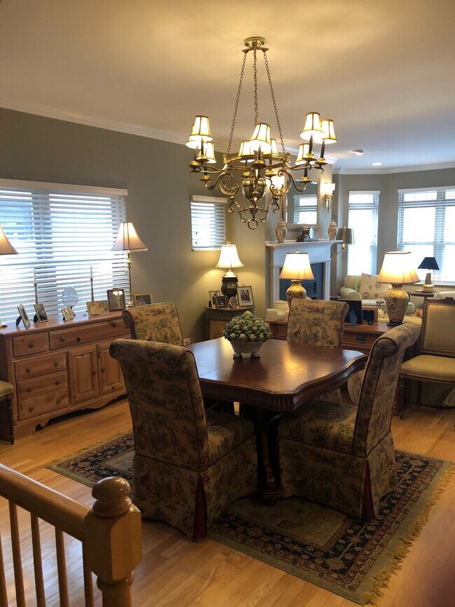 Dining Room - 1604 W Edgewater Ave