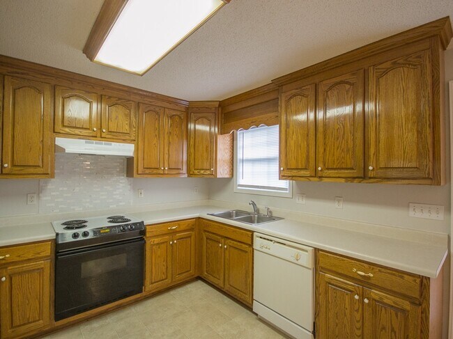 Building Photo - Beautiful full brick home!