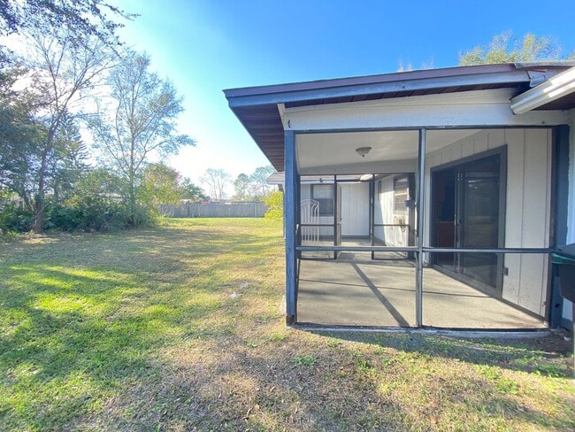 Building Photo - 2/2 home with garage - tile on inside with screened rear porch!
