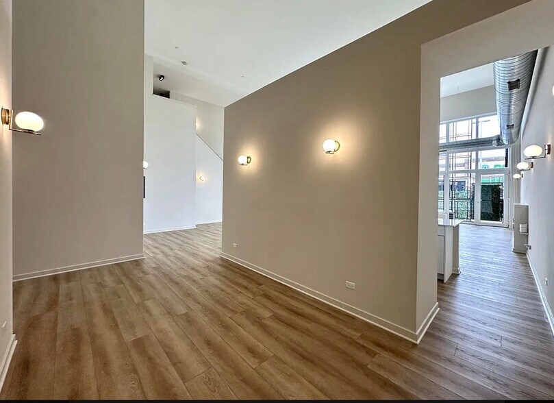 Building Photo - 3207 N Narragansett Ave