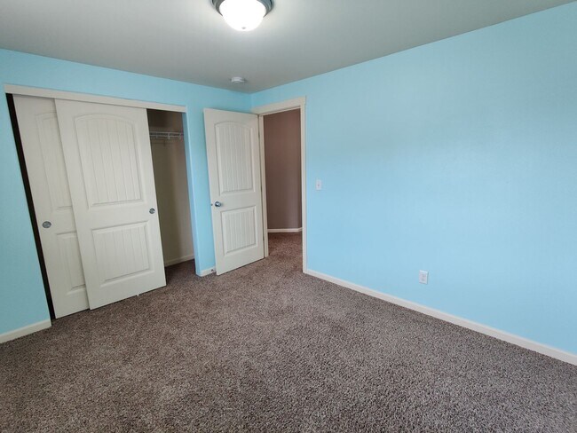 Building Photo - Great West Richland Location