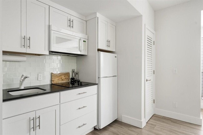 Building Photo - 11818 Pebblewood Dr