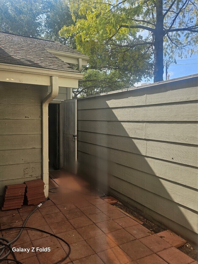 Building Photo - 6803 Greenway Chase St