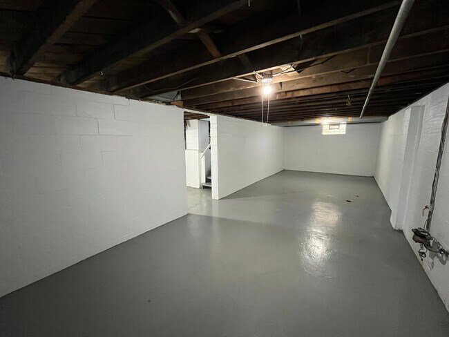 Building Photo - **3-BEDROOM HOUSE W/ 2-CAR GARAGE IN BEECH...