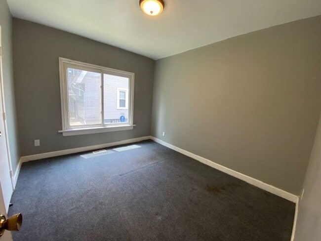 Building Photo - 551 Noah Ave