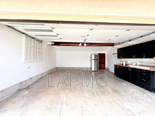 Building Photo - 16457 Gledhill St