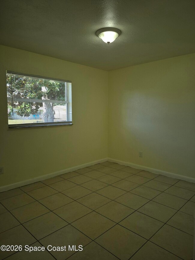Building Photo - 819 Cedar Dr