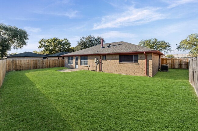 Building Photo - 711 Whippoorwill Dr