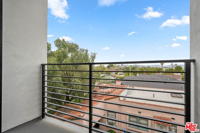 Building Photo - 1920 S Sherbourne Dr