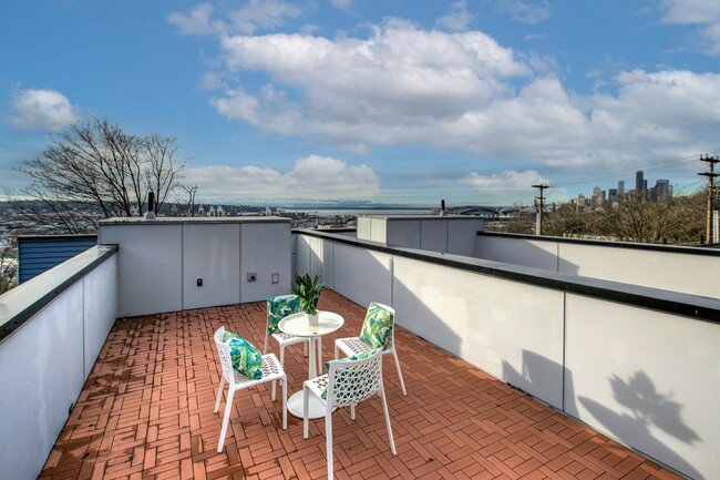 Building Photo - 2Bd/2Ba Seattle Townhouse
