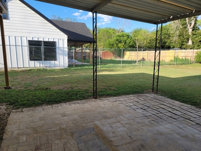 Building Photo - 4/2/2 TOTALLY renovated home