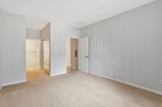 Building Photo - 2-Bedroom Condo in Prime Sunnyvale Location Near Tech Hubs