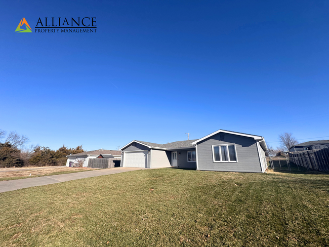 Building Photo - 3 bed/ 2 bath Ranch Nestled In Bedroom Com...