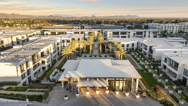 Building Photo - 6587 N Palmeraie Blvd