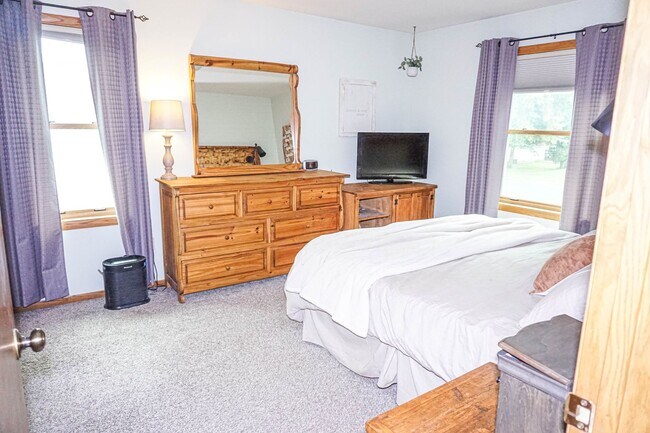 Building Photo - 3-Bedroom, 2-bath House With Fenced-in Yar...