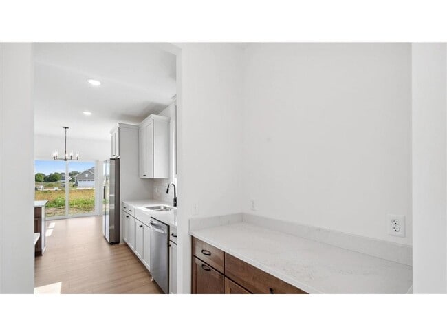 Building Photo - 2133 Westpointe Dr