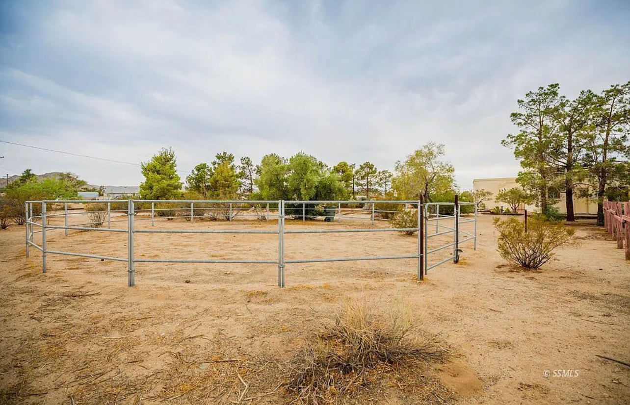 Building Photo - 1617 S Forest Knoll St