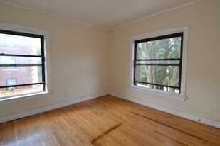Building Photo - 822 W Waveland Ave