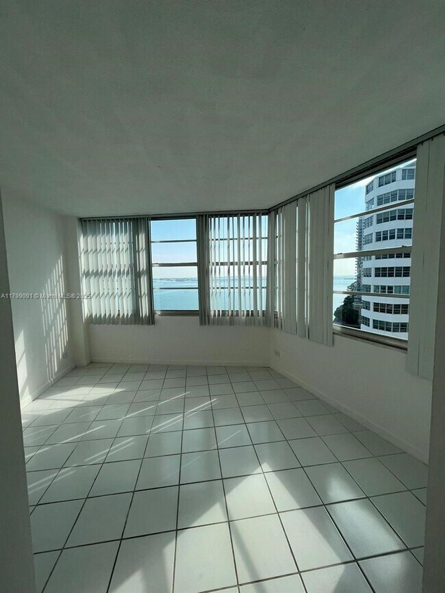 Building Photo - 801 Brickell Bay Dr