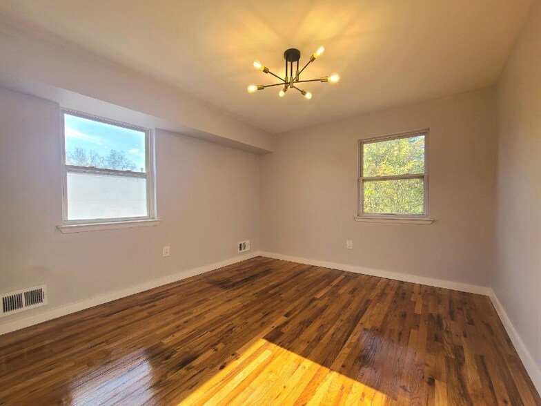 Building Photo - 1903 Country Ln