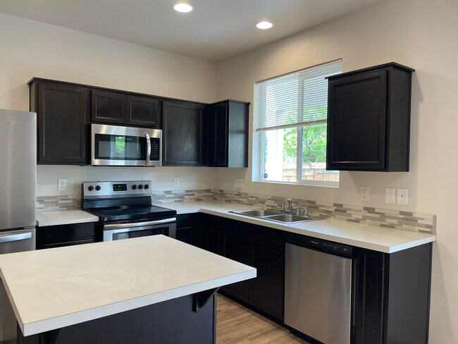 Building Photo - Spacious Vancouver Home in Cul-De-Sac With A Loft & Premium Deck!