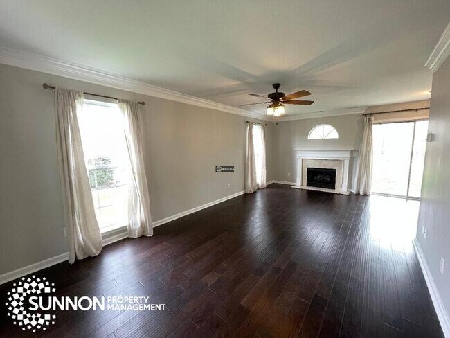 Building Photo - 4 Bed 2.5 Bath House with Great Yard