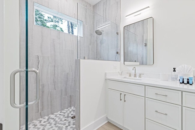 Building Photo - 68 Sarah St