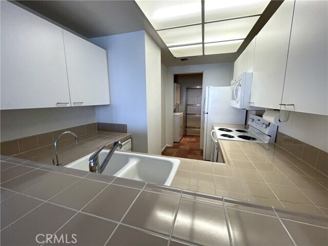 Building Photo - 525 E Seaside Way
