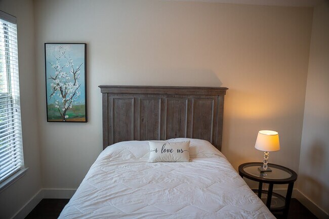 Building Photo - 1204 Lake Pointe Way