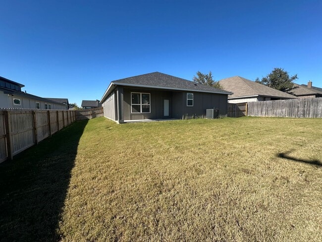 Building Photo - AVAILABLE NOW!