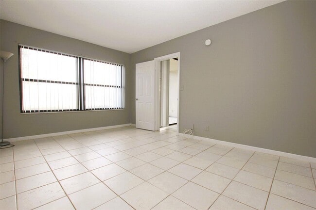 Building Photo - 217 Lake Pointe Dr