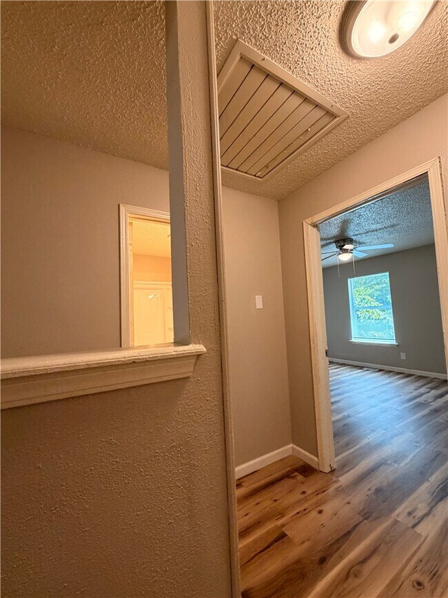 Building Photo - 506 N Betty Jo Dr