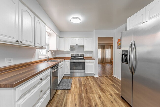 Building Photo - 1000 E Callero Cir