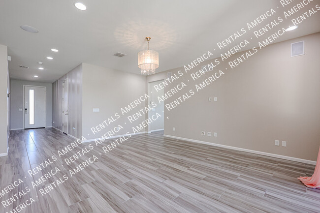 Building Photo - 3090 S Jasmine Dr