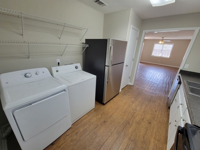 Building Photo - 014 University Ct