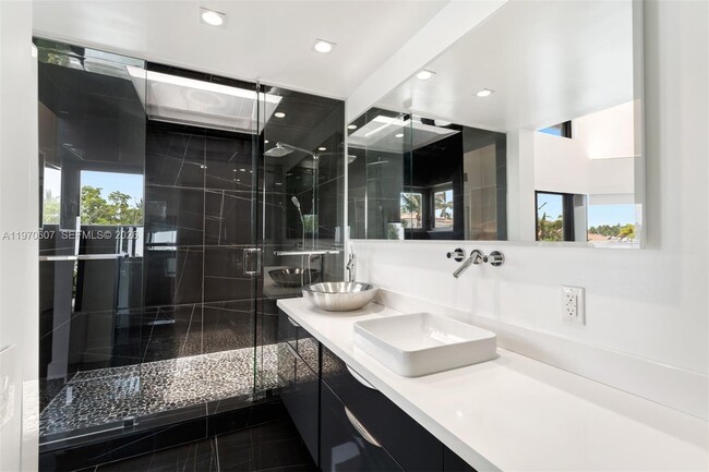 Building Photo - 3560 W Fairview St