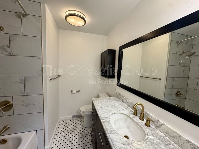 Building Photo - 206 Forest Park Pl