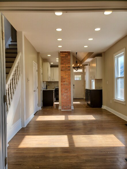 Building Photo - 144 E Maynard Ave