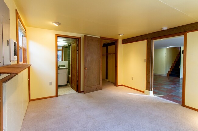 Building Photo - Fantastic SE Portland Home with Parking, H...