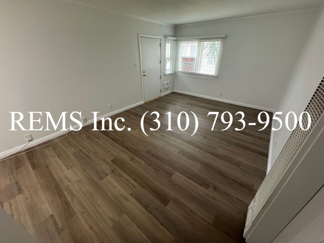 Building Photo - 1 Bedroom Downstairs Apartment w/ (Shared)...
