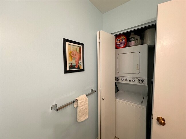 Building Photo - 100 Rosemary Way