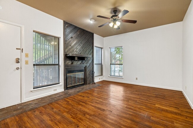 Building Photo - PARK PLACE - ACROSS FROM DKR STADIUM - 1BD / 1BA With Study - WOOD FLOORS - W/D - $1200