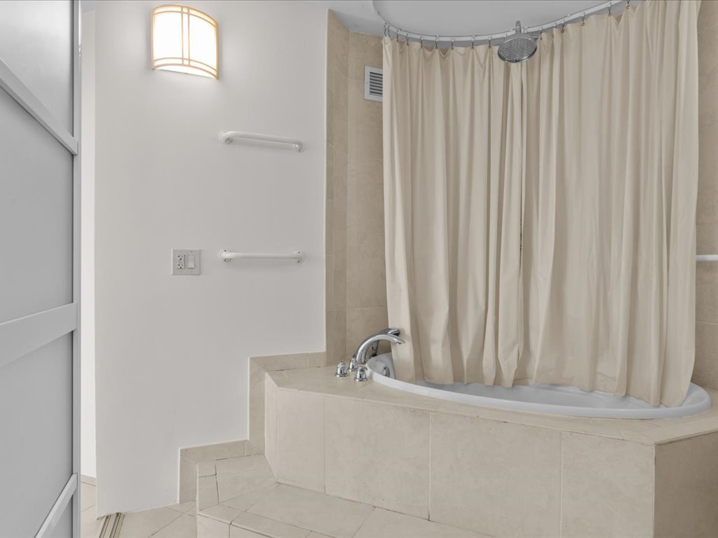 Bath - 65 E India Row