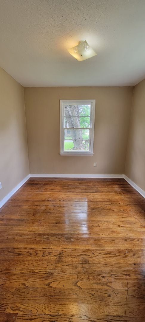 Building Photo - Gorgeous 4 bedroom/1 bath with beautiful k...