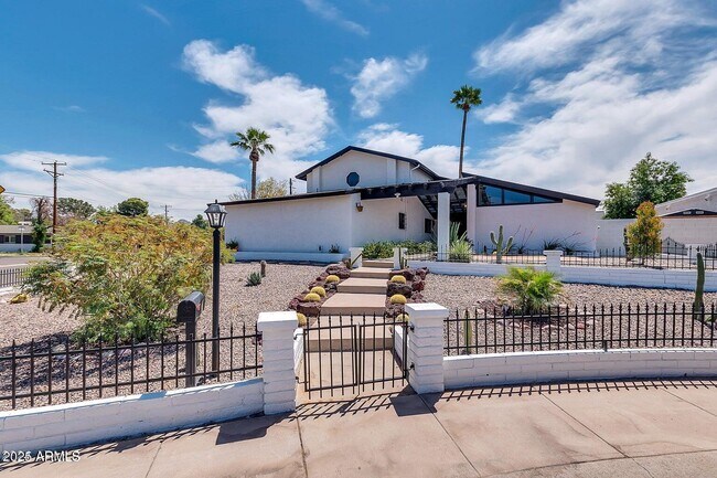 Primary Photo - 1401 W Ocotillo Rd
