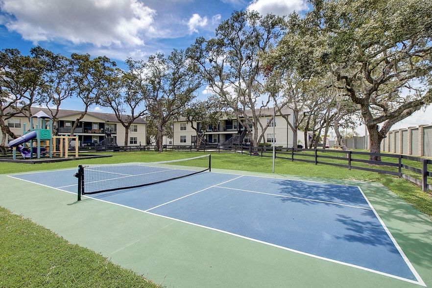 Building Photo - Regatta at Trinity